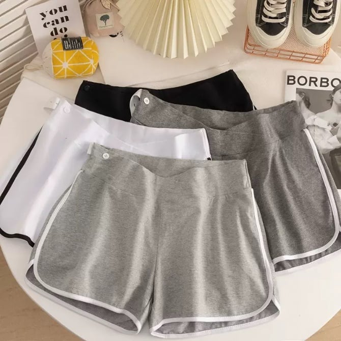 Low-rise maternity shorts